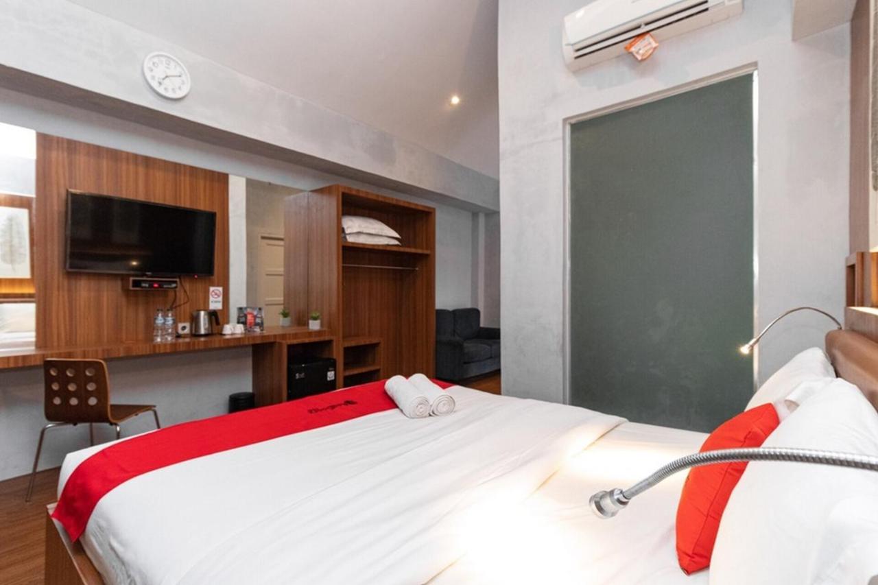 Reddoorz Premium Near Centre Point Mall Медан Екстер'єр фото