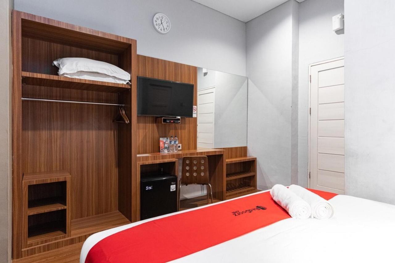 Reddoorz Premium Near Centre Point Mall Медан Екстер'єр фото